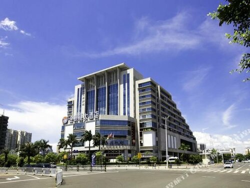 Гостиница Gold Silver Dragon Hotel в Хайкоу