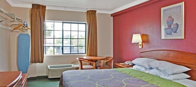 Фото Super 8 by Wyndham Hollywood LA Area