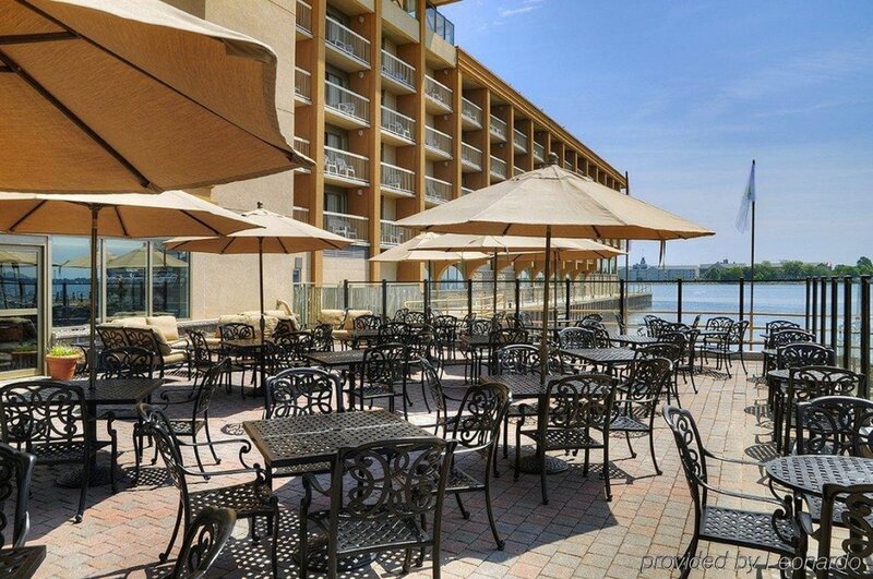 Гостиница Delta Hotels by Marriott Kingston Waterfront в Кингстоне