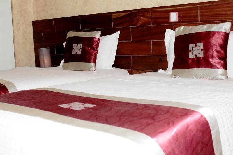 Фото Airport West Hotel