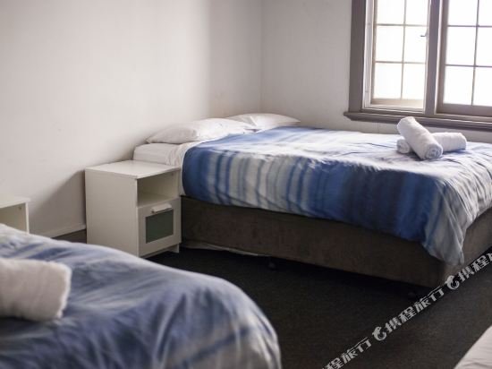 Фото The Emperors Crown Hostel