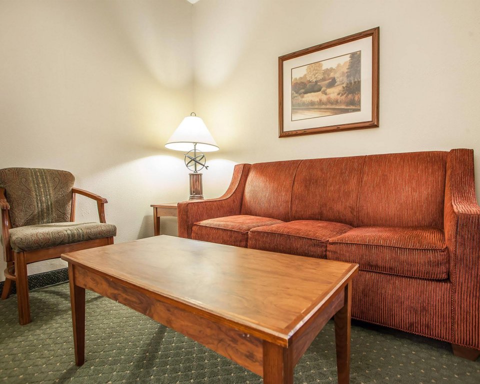 Фото Comfort Suites Milwaukee Airport