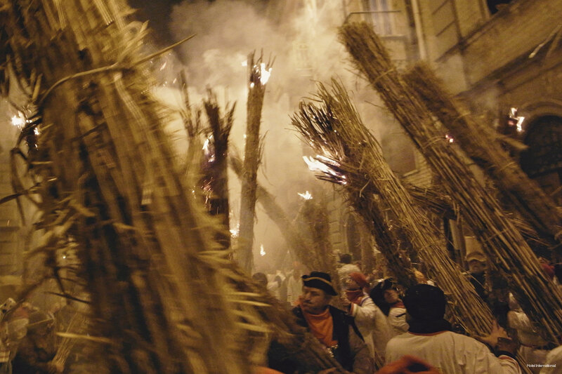 Фото International