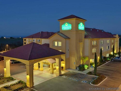 Внешний вид отеля La Quinta Inn & Suites by Wyndham Paso Robles в Пасо-Роблесе, фото 2