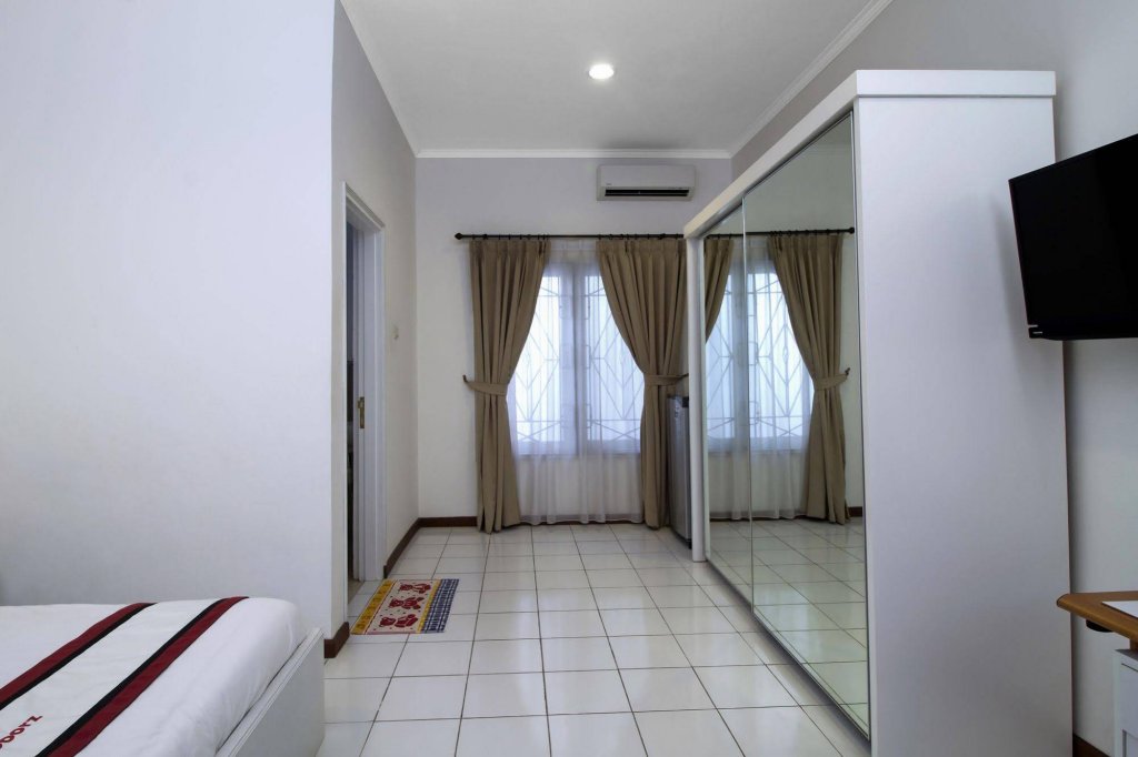 Фото RedDoorz Plus @ Tendean