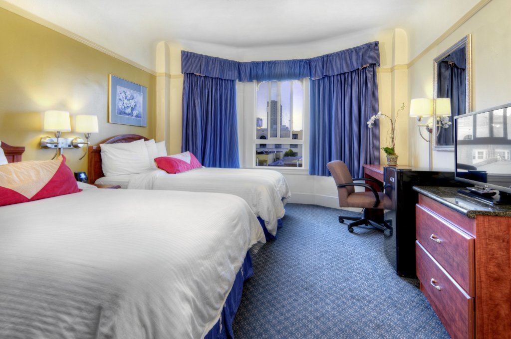 Фото Monarch Hotel