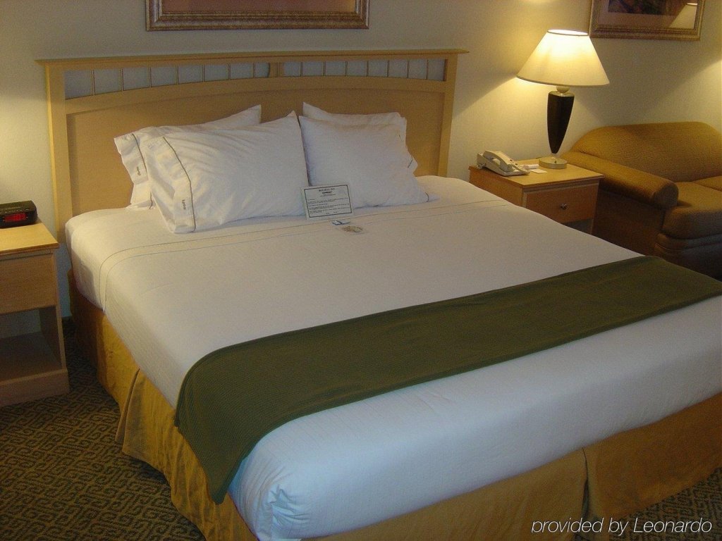 Фото Holiday Inn Express Hotel & Suites Raleigh-Wakefield, an Ihg Hotel