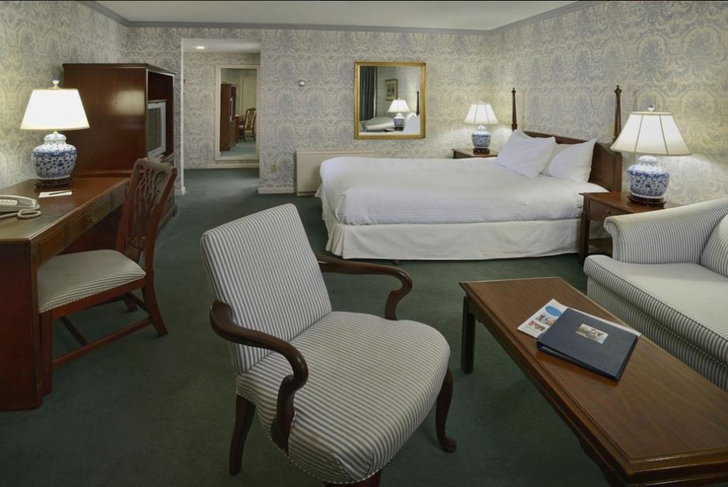 Фото Avon Old Farms Hotel