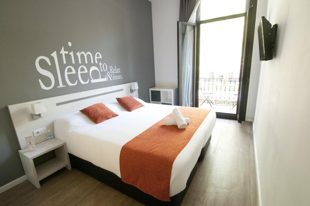 Фото Hostal Live Barcelona
