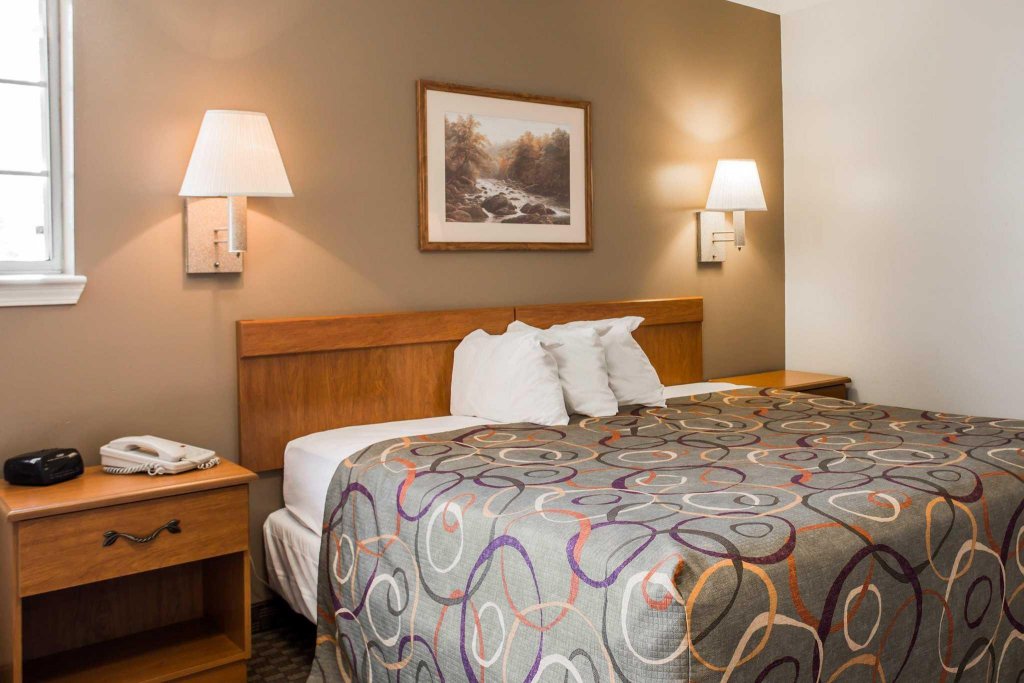 Фото HomeTowne Studios & Suites by Red Roof Charlotte - Concord