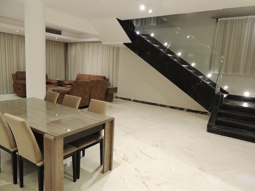 Sultan Luxurious Townhouse Near Auc & Point 90 Mall