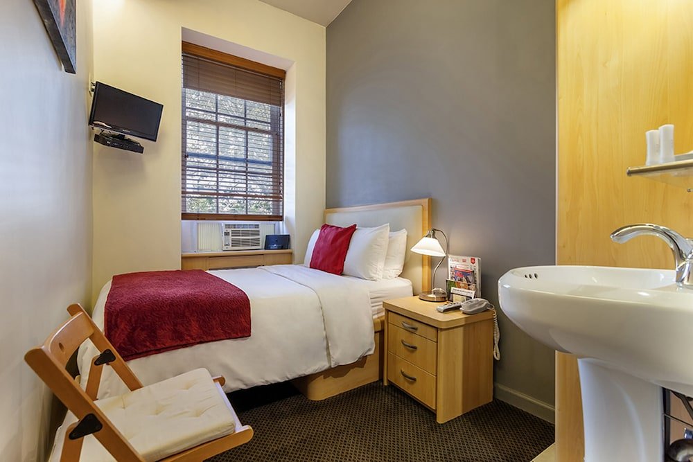 Фото Colonial House Inn