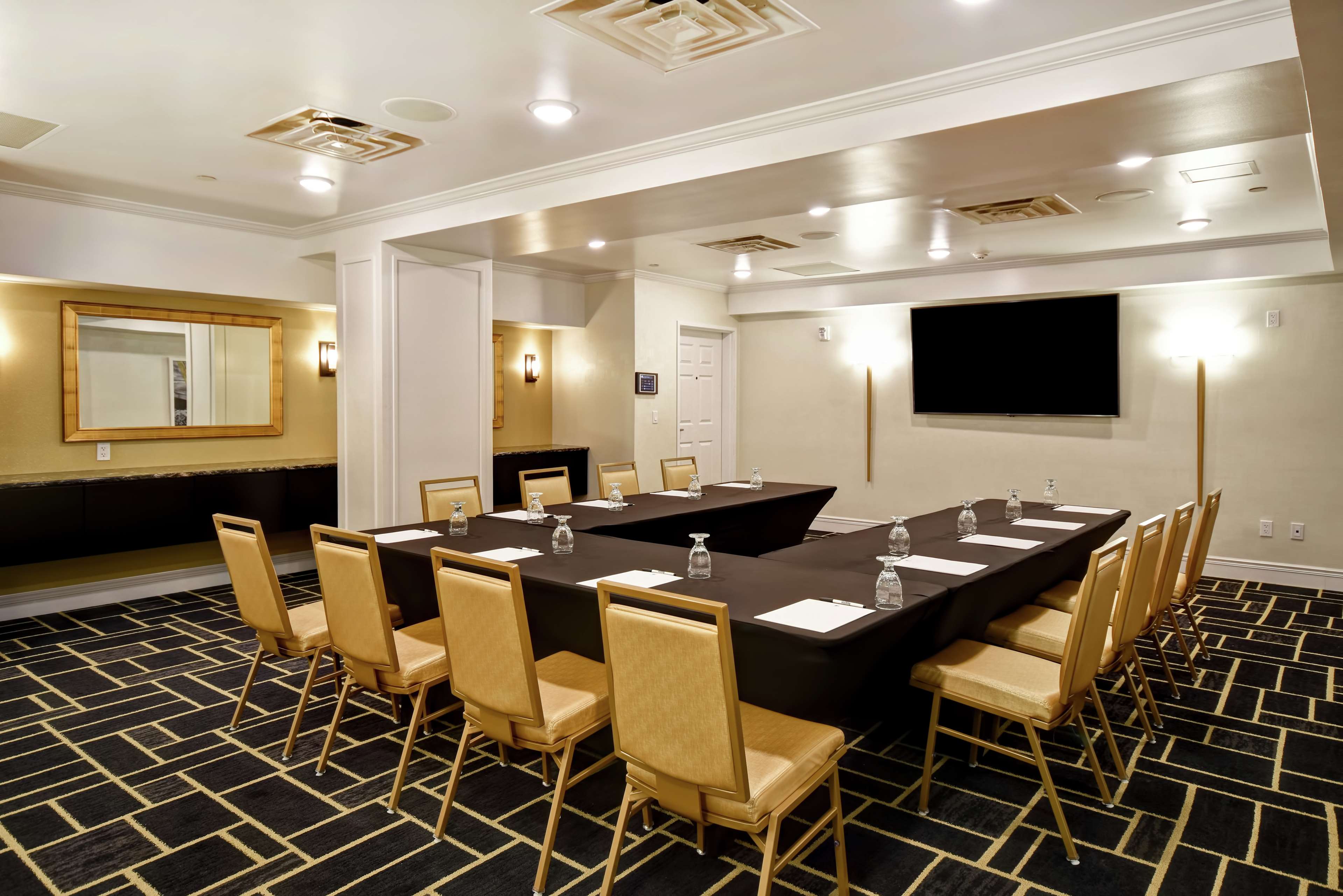 Фото DoubleTree by Hilton Deadwood at Cadillac Jack's