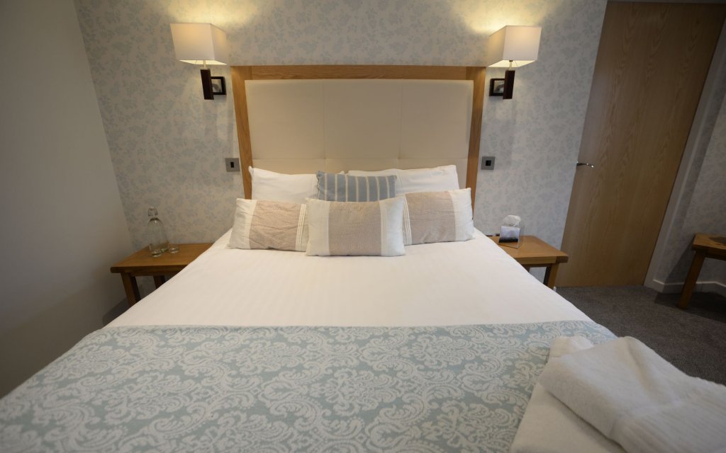 Фото Waterside Hotel & Leisure Club