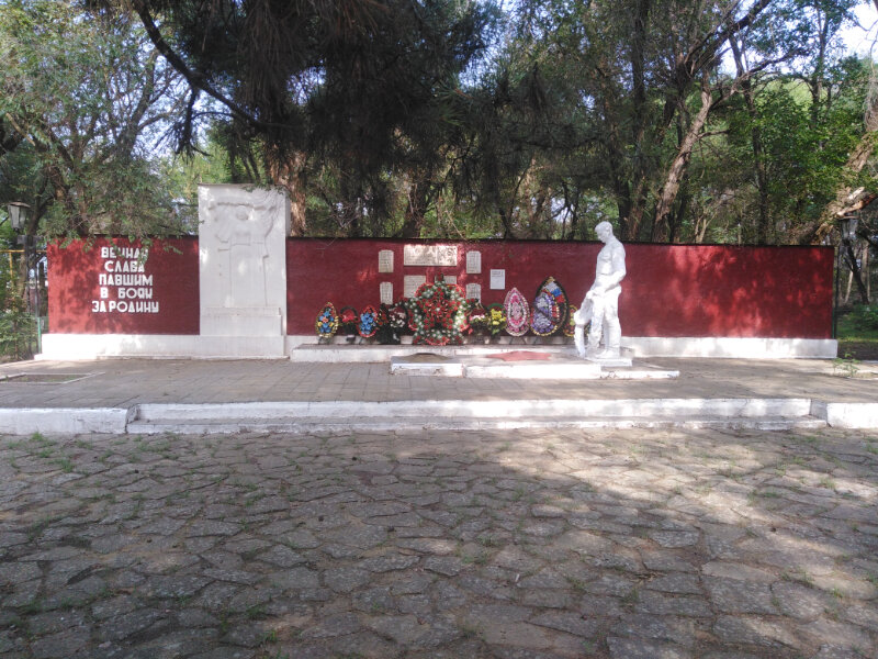 Monument, memorial Монумент воинам-односельчанам, павшим в Великой Отечественной Войне 1941-1945 гг. с вечным огнем и памятником неизвестному солдату, Stavropol Krai, photo