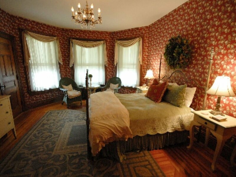 Гостиница Circular Manor Bed and Breakfast в Саратога-Спрингс