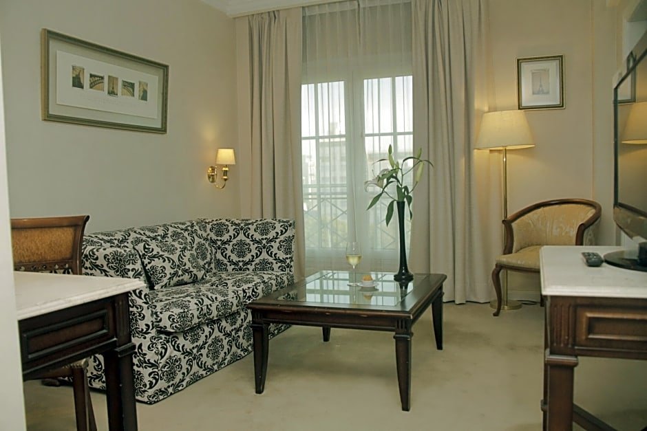 Фото Howard Johnson by Wyndham 9 De Julio Avenue