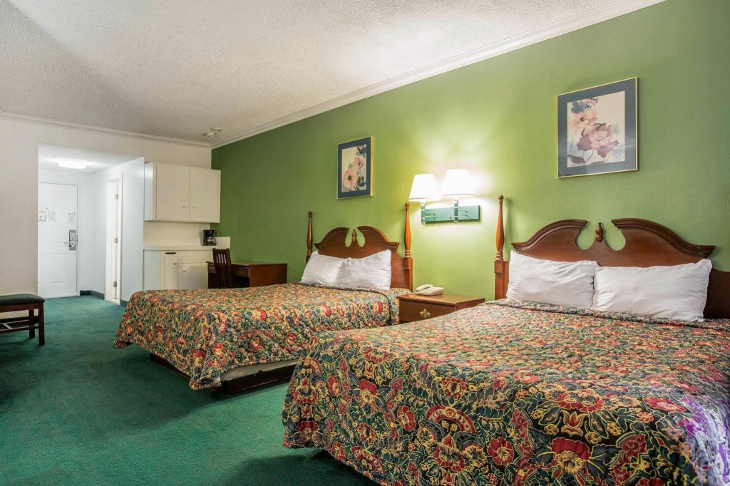 Фото Rodeway Inn near Melrose Ave