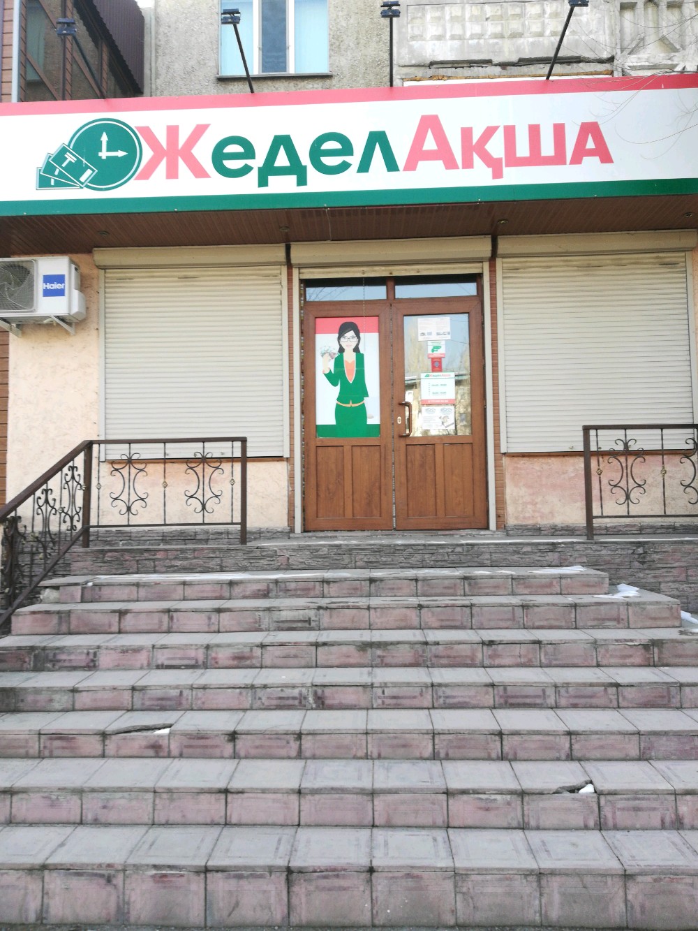 Әдемі траннилер порно видеода мастурбация жасайды