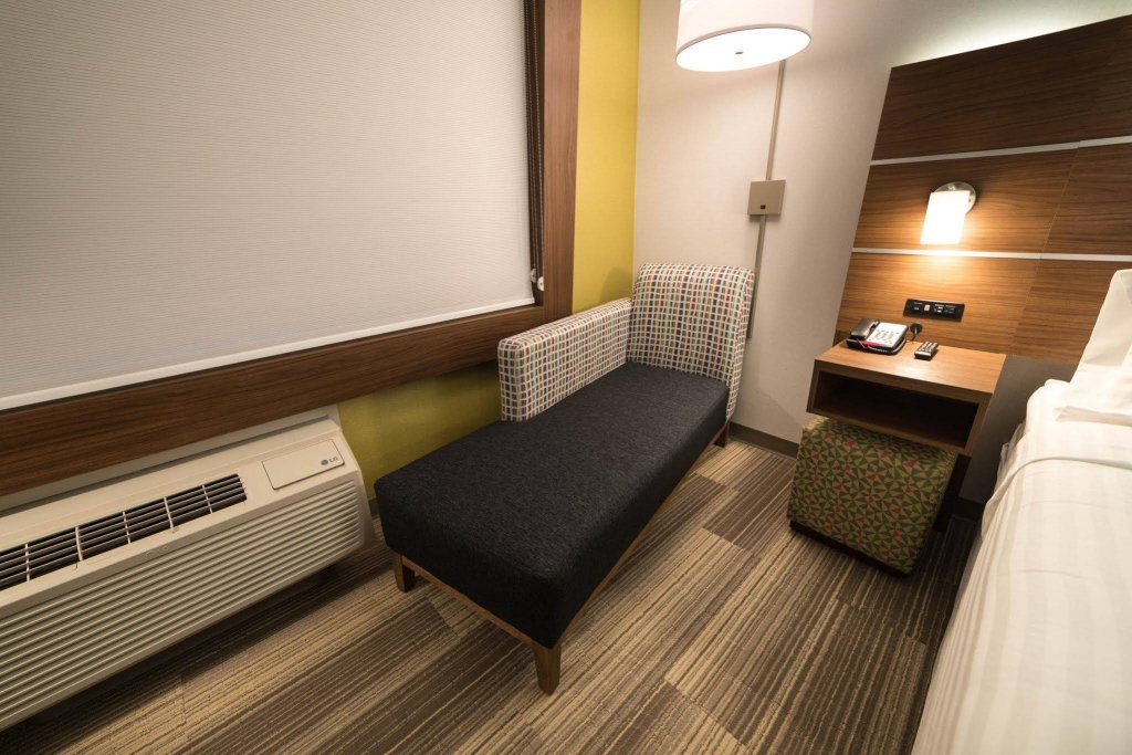 Фото Holiday Inn Express & Suites West Edmonton - Mall Area, an Ihg Hotel