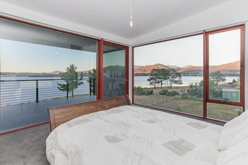 Гостиница Amazing Unique Five-Star Waterfront Retreat