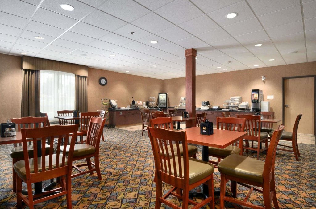 Фото Days Inn & Suites by Wyndham Strathmore