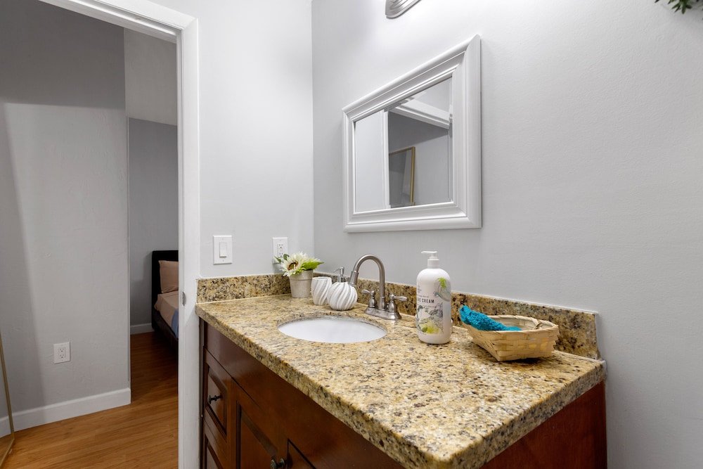 Фото 2 Bedroom 2Bath Deluxe Apt with Patio