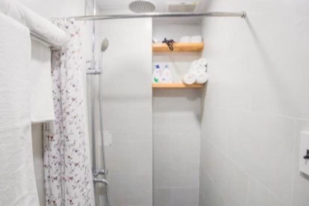 Фото Red Roses Hostel