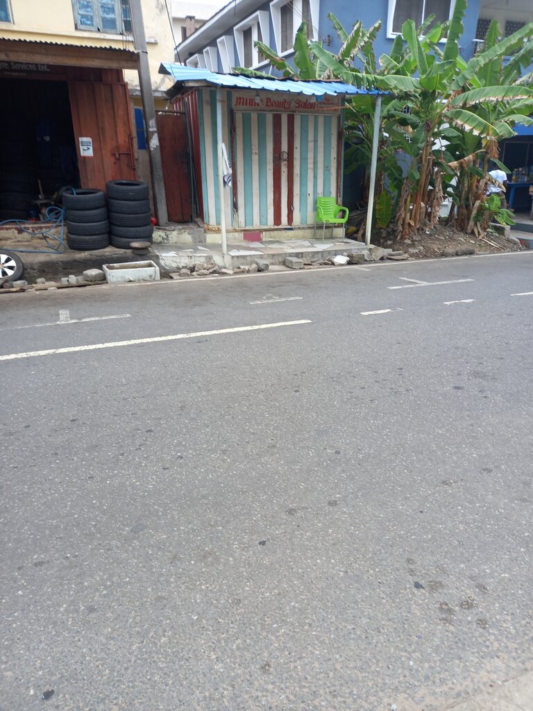 Hairdresser Mim, Accra, photo