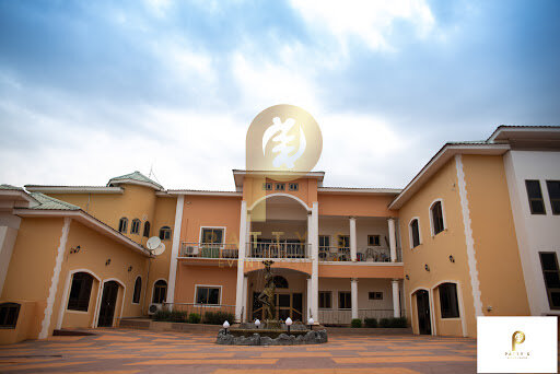 Organization and maintenance of exhibitions Patty's, Accra, photo