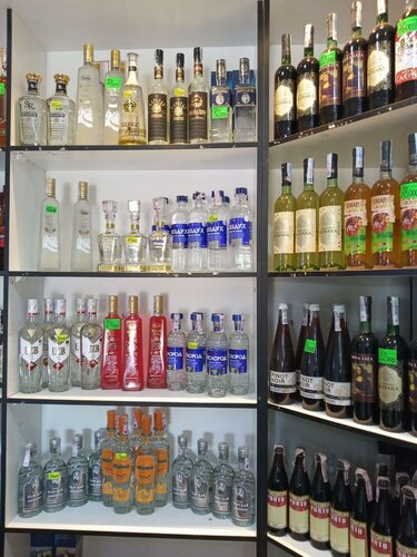 Yosh osiyolik ayolning katta kokraklarini korsatayotgan videosini tomosha qiling.