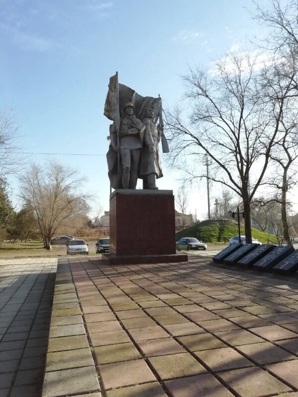 Памятник, мемориал Воинам-землякам, погибшим в годы Великой Отечественной войны 1941-1945 гг., Кизляр, фото