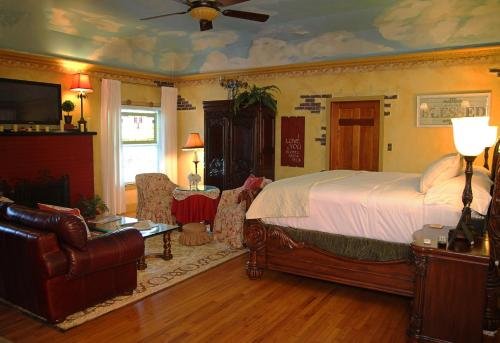 Фото The Old Liberty Schoolhouse