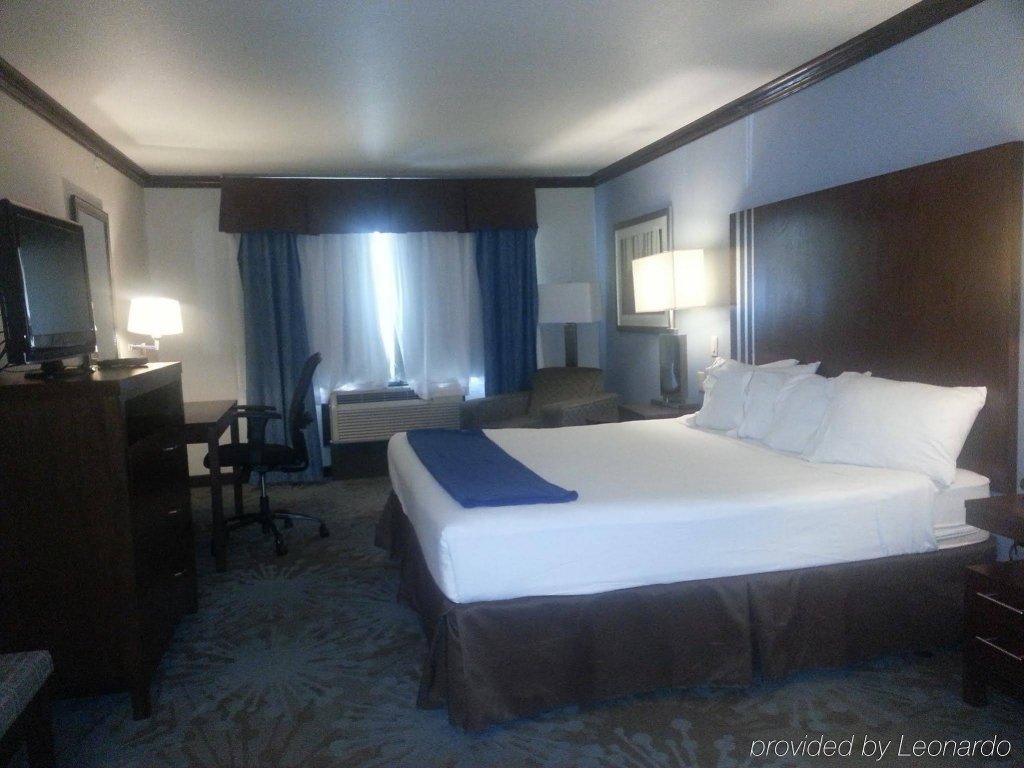 Фото Holiday Inn Express Hotel & Suites Near Seaworld, an Ihg Hotel