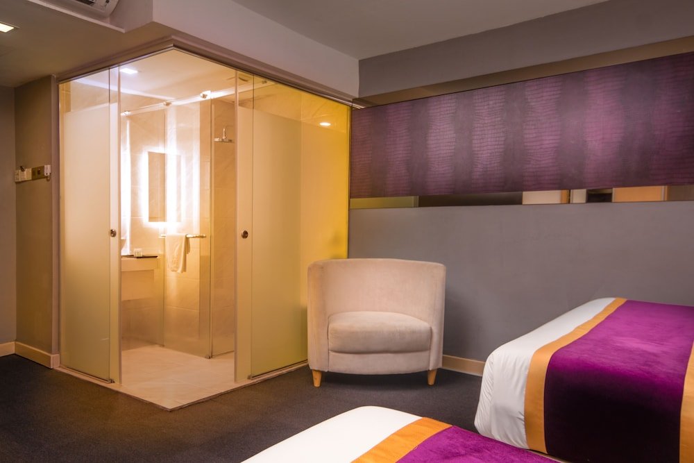 Фото Zen Rooms Royce Hotel