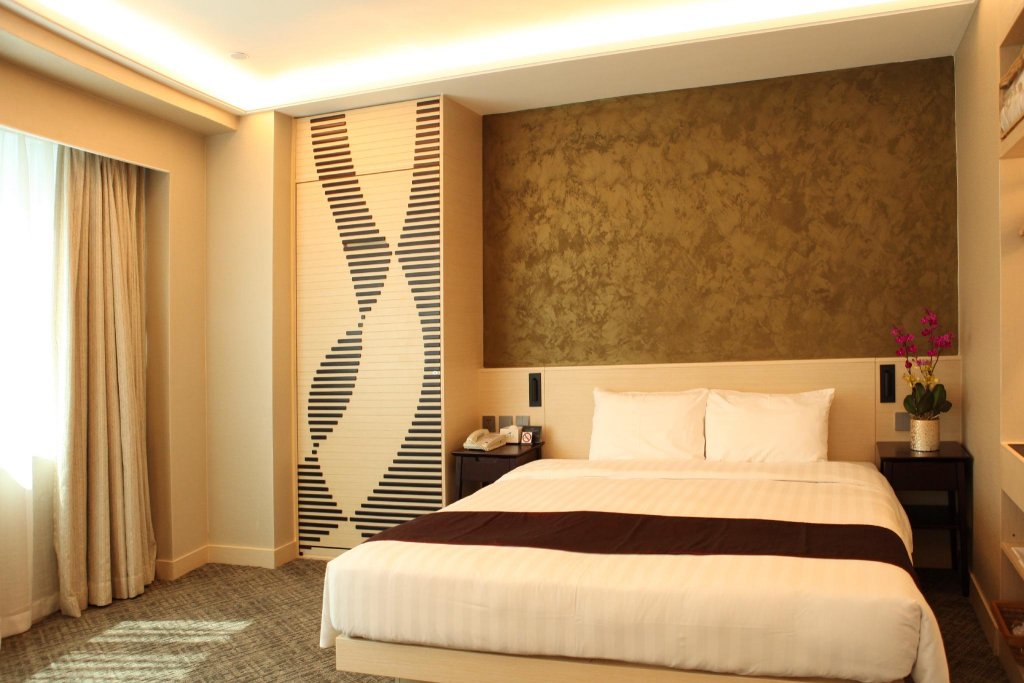 Фото South Pacific Hotel