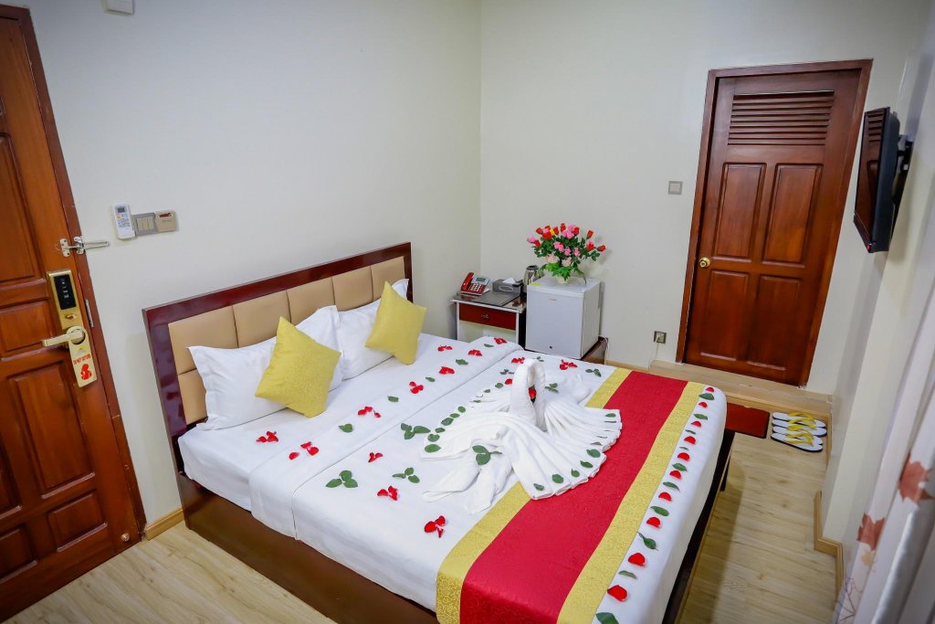 Фото Golden City Light Hotel