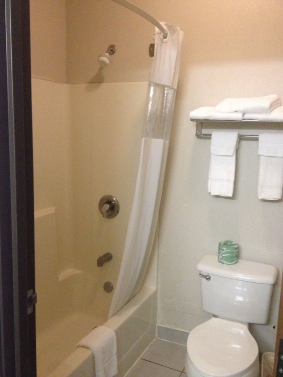 Фото Days Inn by Wyndham Kansas City International Airport