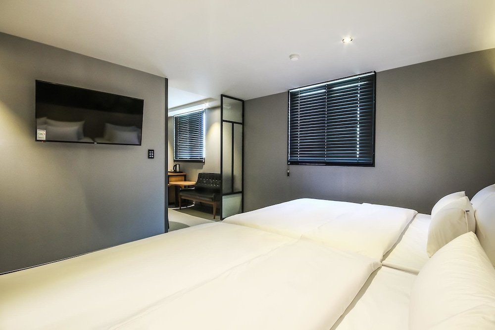 Фото Geoje Hotel Deluxe and Guest House