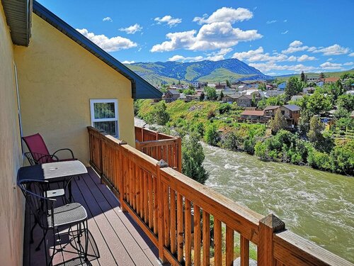 Гостиница Yellowstone Riverside Cottages