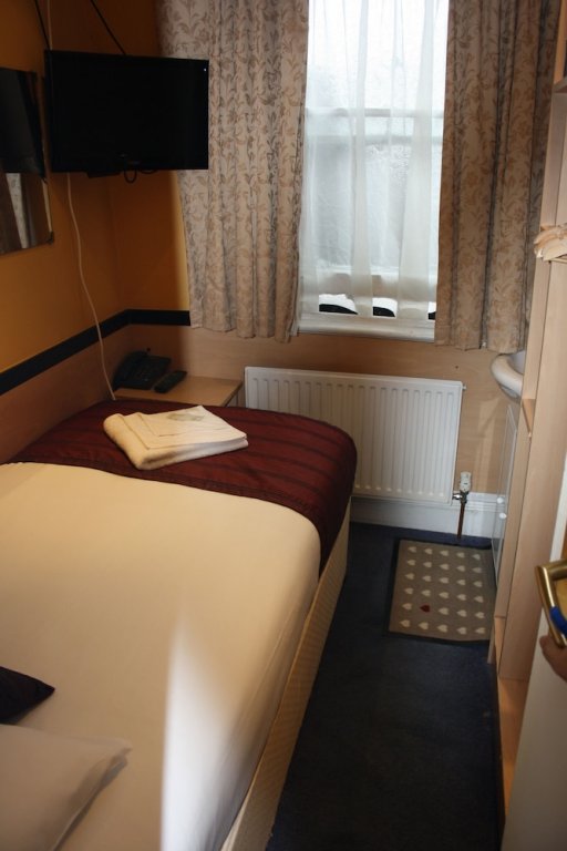 Фото Tudor Court Hotel