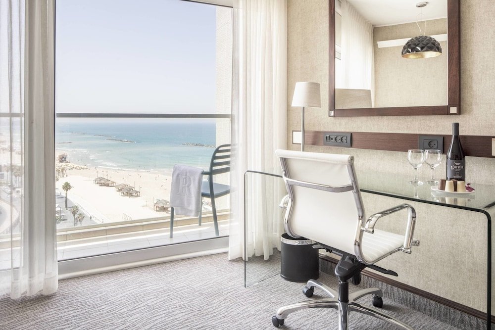 Фото Renaissance Tel Aviv Hotel