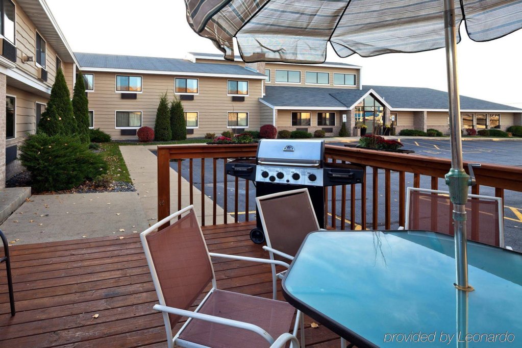 Фото AmericInn by Wyndham Hartford Wi