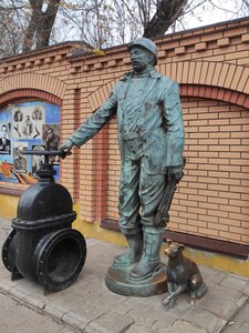 Памятник водопроводчику (Moscow Region, Istra), genre sculpture