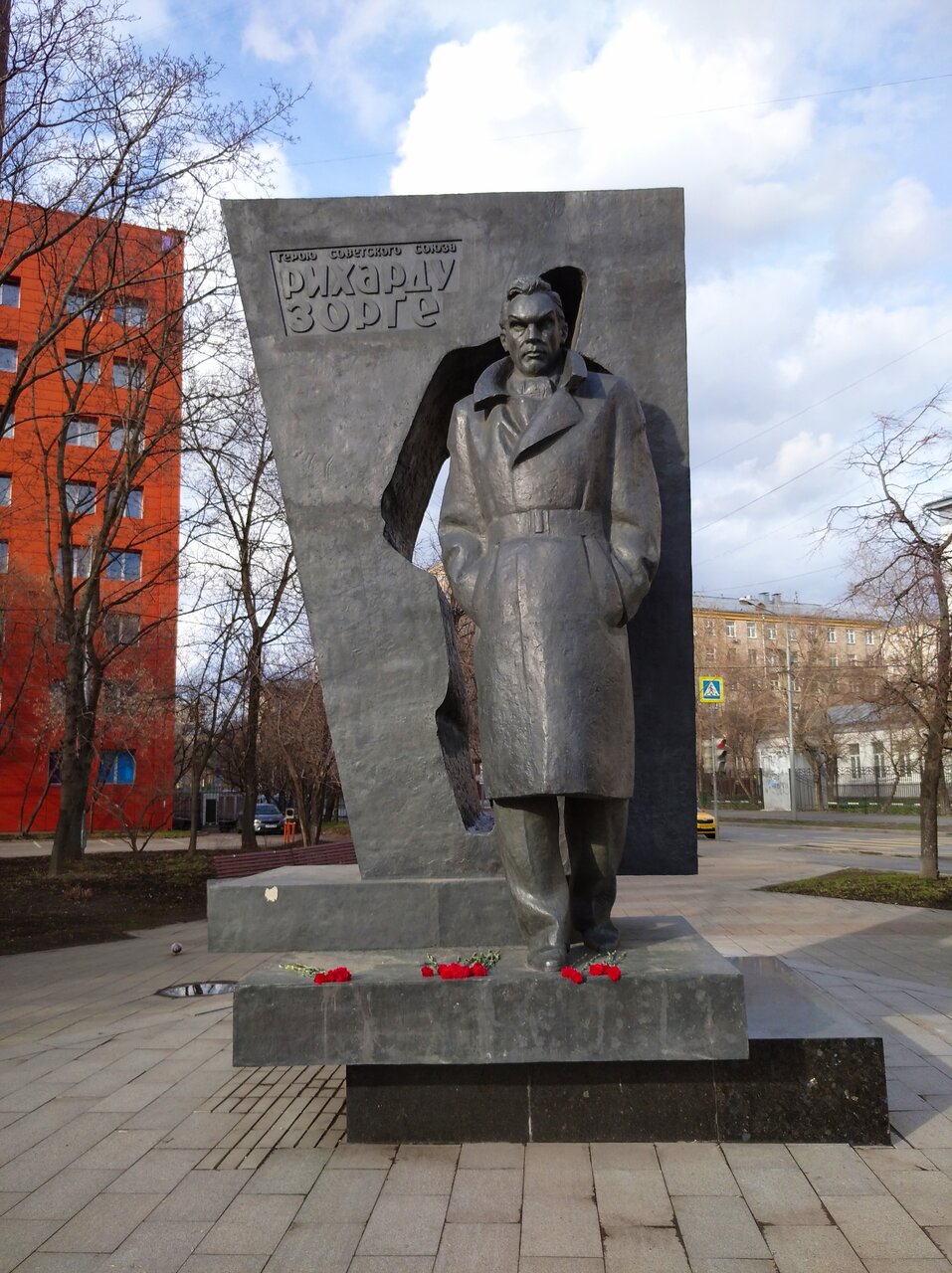 Зорге памятник