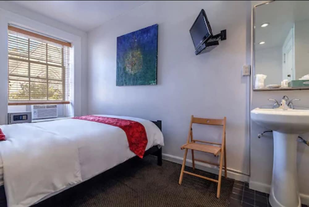 Фото Colonial House Inn