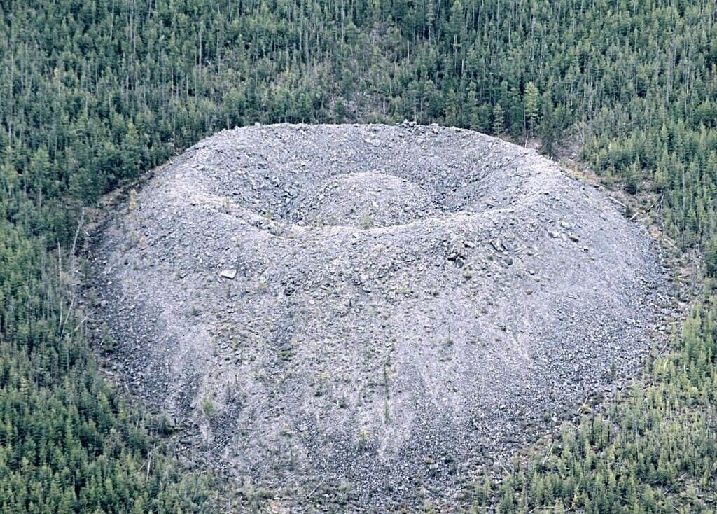 Горная вершина Патомский кратер, Иркутская область, фото