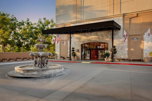 Гостиница DoubleTree by Hilton Santa Ana - Orange County Airport в Санта-Ане