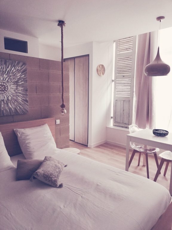 Гостиница Suite 24 в Ле-Крёзо