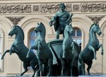 Квадрига Аполлона (Театральная площадь, 1), жанровая скульптура в Москве